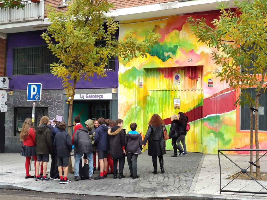 Explicación durante el tour de arte urbano