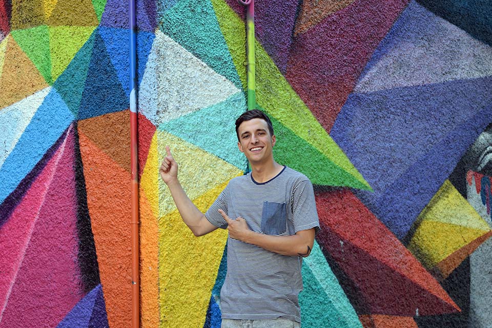 Javier, pionero del tour de arte urbano en Lavapies