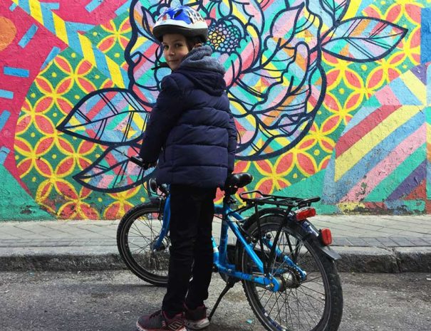 Los menores también son bienvenidos en el tour de arte urbano en bici por Madrid