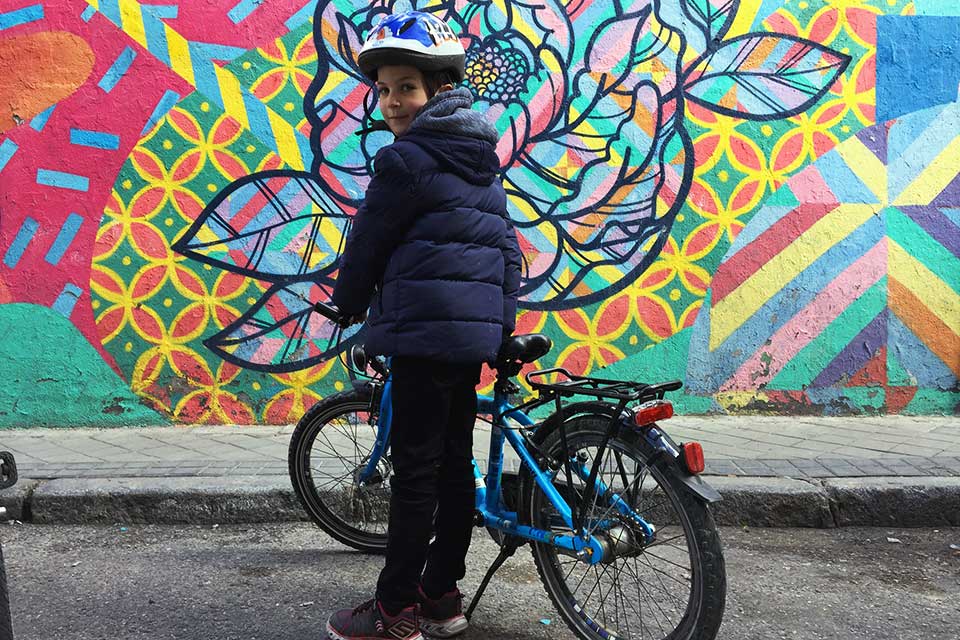 Los menores también son bienvenidos en el tour de arte urbano en bici por Madrid