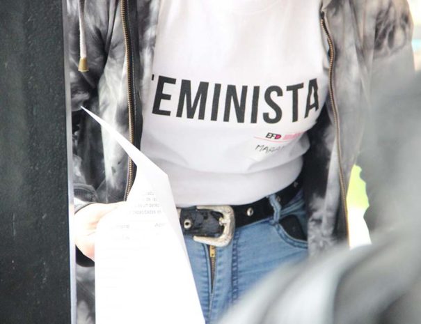 camiseta con símbolo feminista