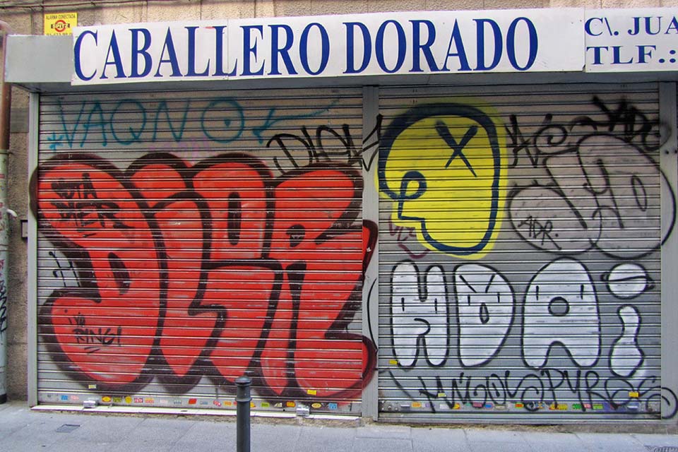 firmas de graffiti con varios colores y formas