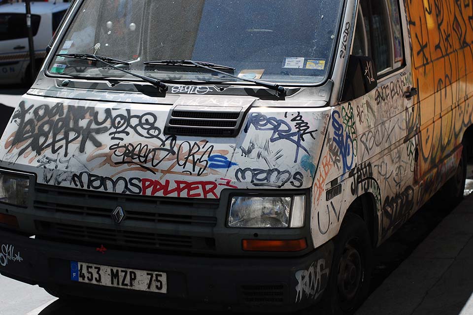 furgoneta con firmas de graffiti
