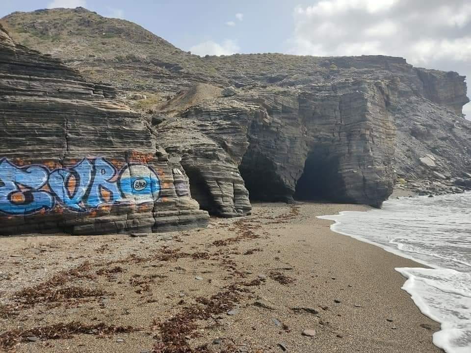 pintas y firmas de graffiti en un entorno natural murciano