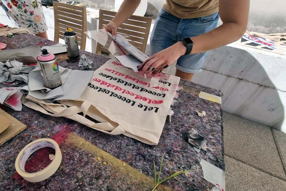 decoracion sobre bolsa de tela en un taller de graffiti artístico