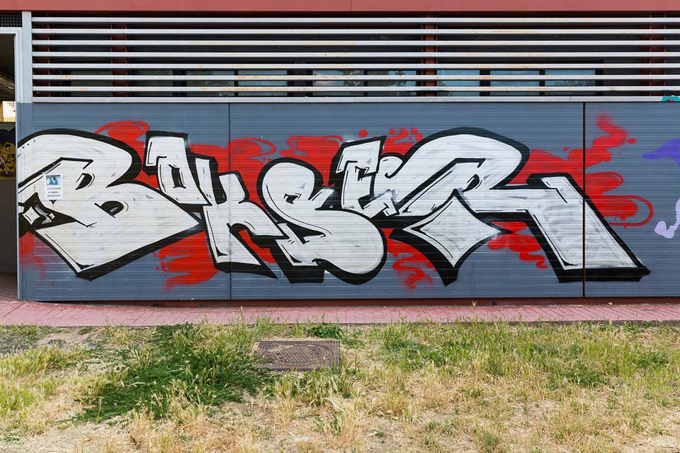 graffiti con color plata, negro y rojo
