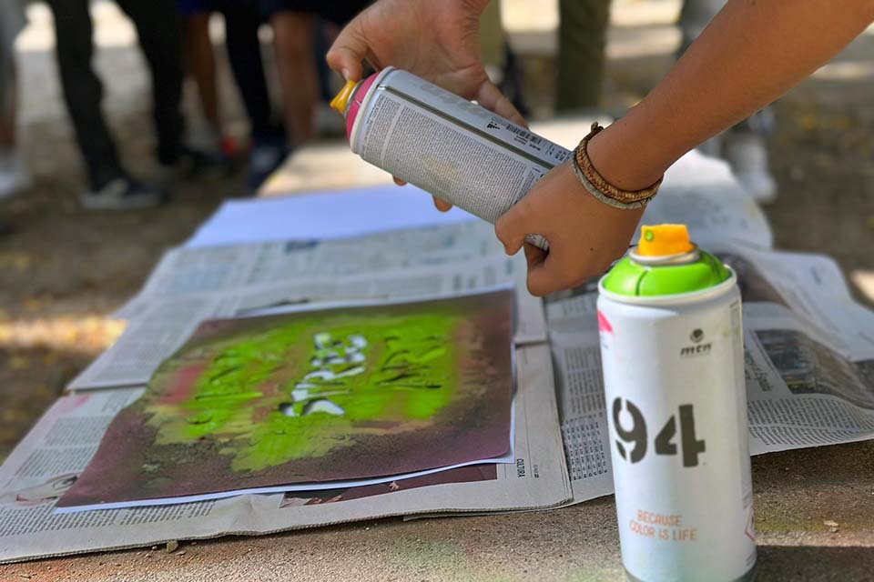 botes de spray, plantilla y papeles para las rutas culturales por Madrid