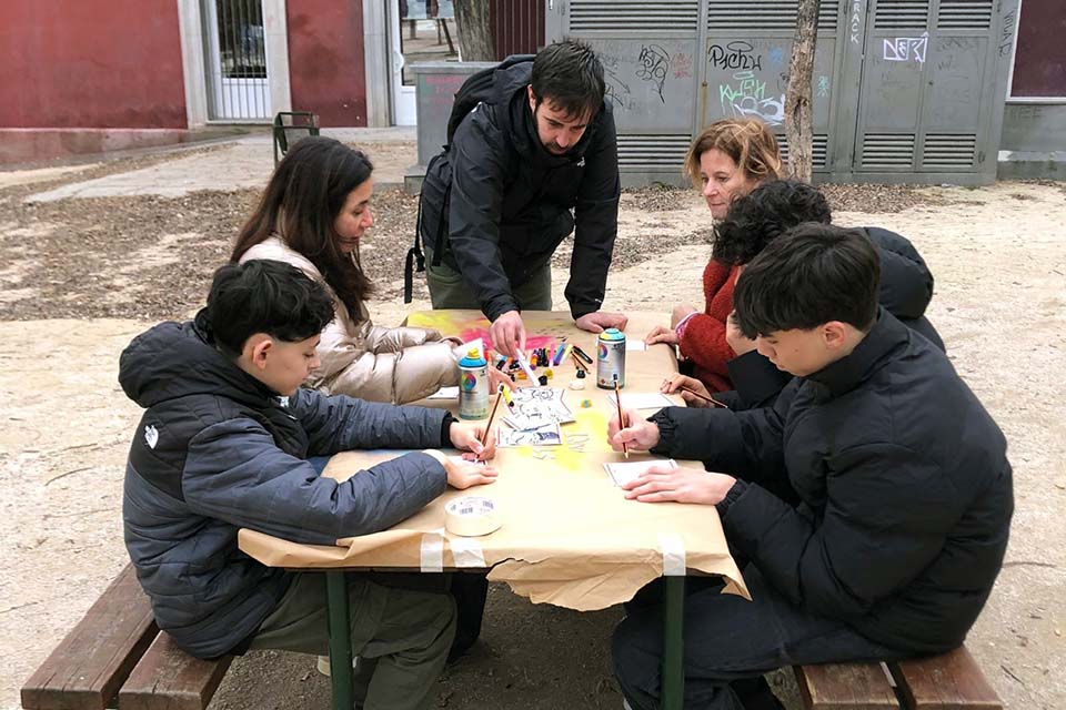 Grafiteros profesionales para dirigir el tour de arte urbano con niños en Madrid