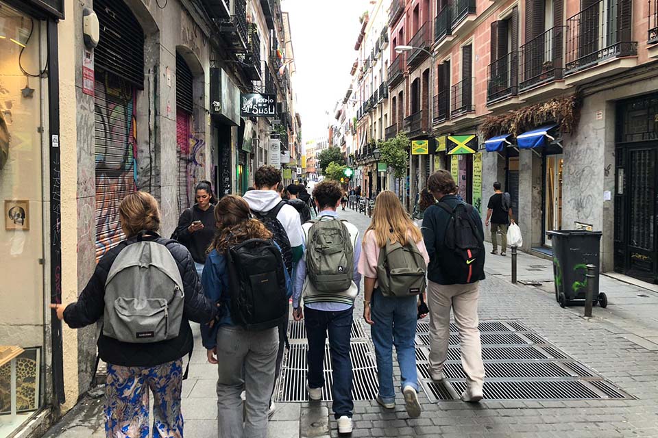 Estudiantes participando en un viaje escolar en Madrid