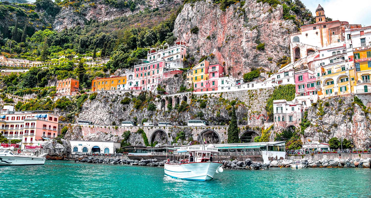 vista del arte urbano en la costa amalfitana