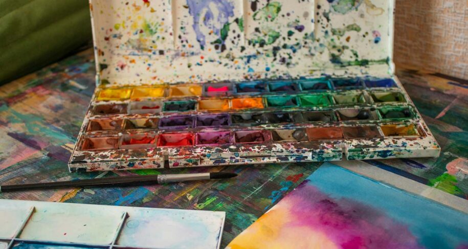 caja de pinturas con acrílico