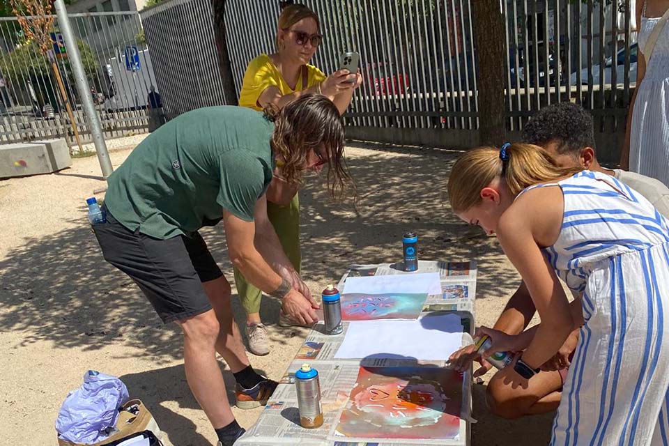 Tour graffiti Madrid con taller con sprays y plantillas