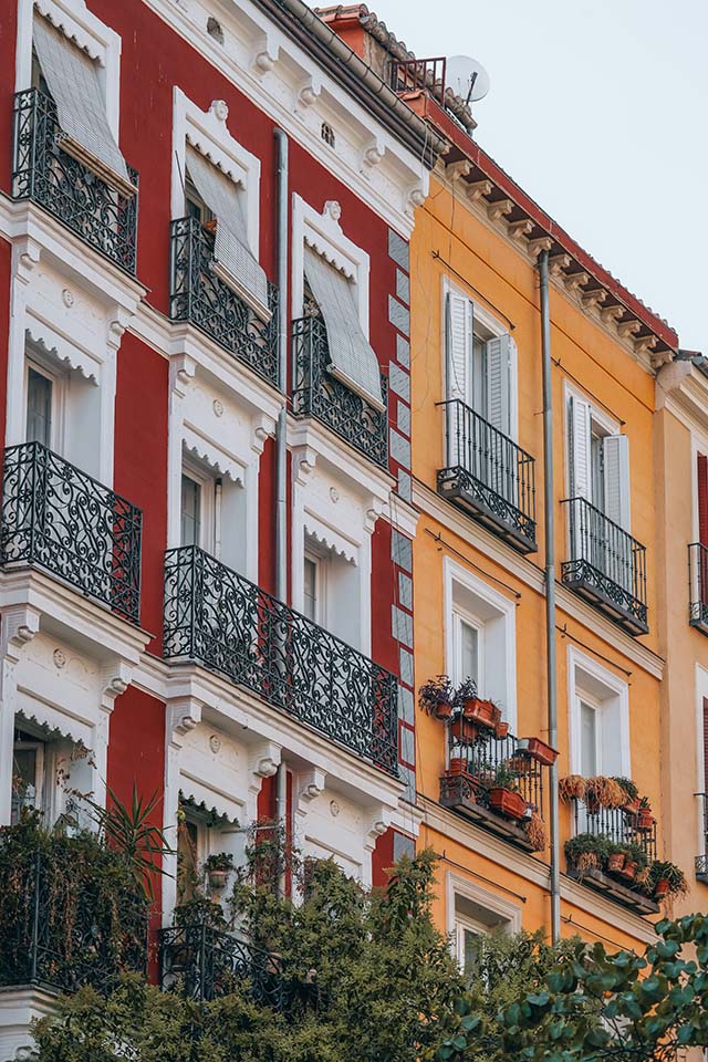 vista de los edificios en el barrio de malasaña