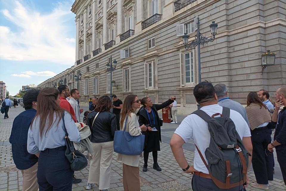 Explicación en el exterior del Palacio Real de Madrid