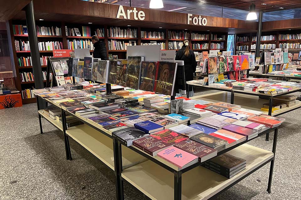 visitando la libreria del museo Reina Sofia